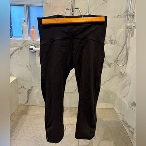 Women’s Lululemon Athletics workout / activewear cropped leggings Size 6